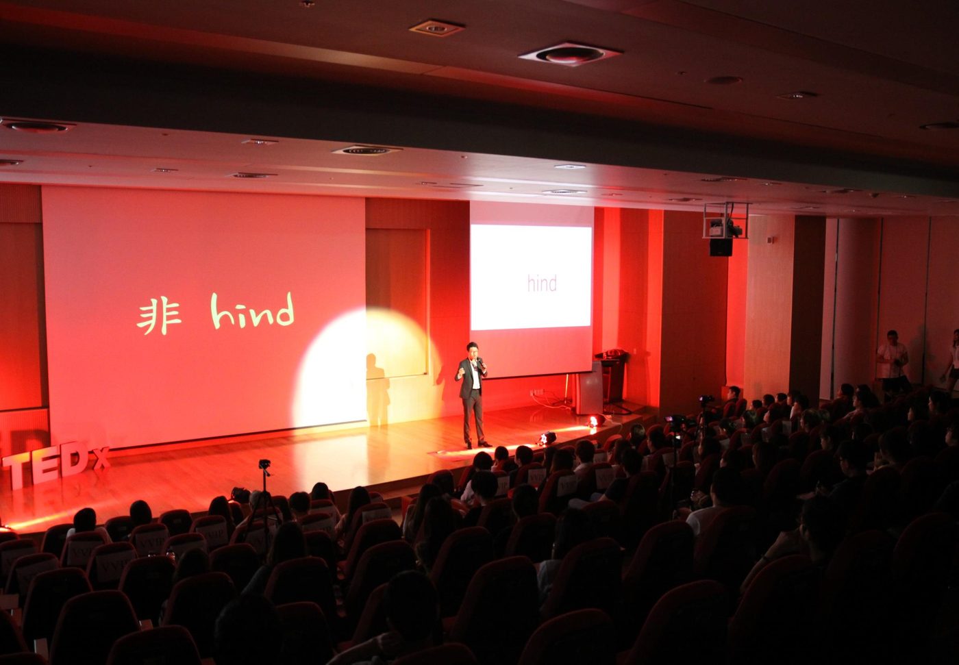 TEDxCAU 무대에서 강연 중인 최시준